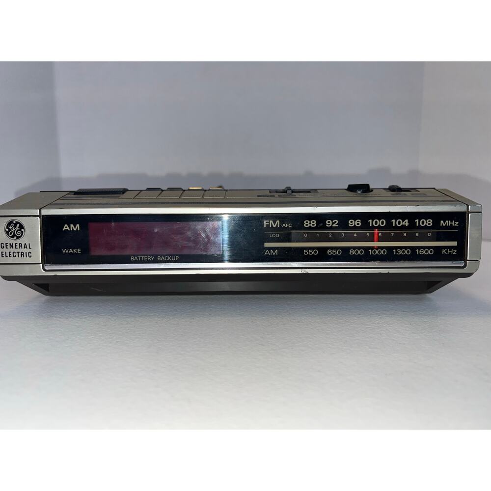 GENERAL ELECTRIC FM/AM CLOCK RADIO MODEL 7-4634 - Picture 2 of 4